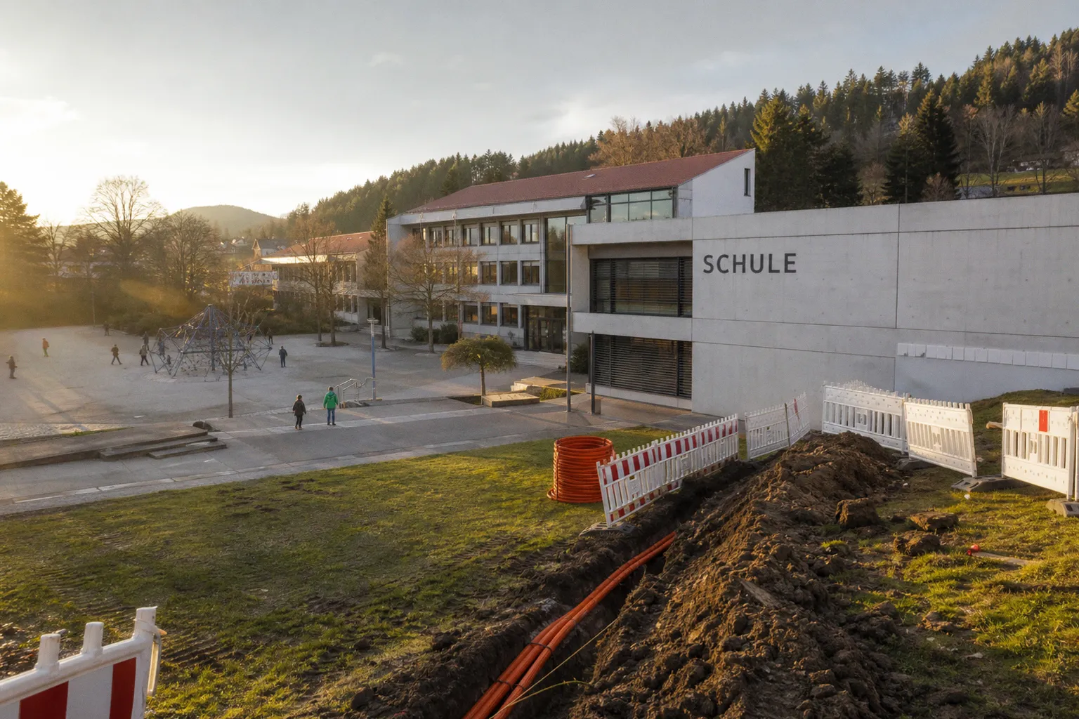 Digitalisierung an Schulen: Was Eltern beim Glasfaser-Ausbau kritisch hinterfragen sollten