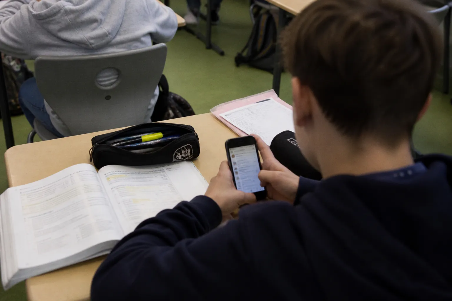 Handyverbot an Schulen: Steigert ein striktes Verbot wirklich die Lernleistung?