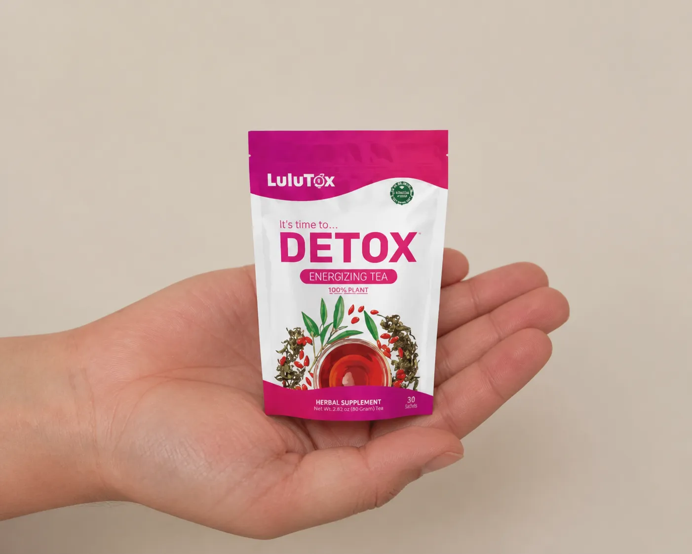 Lulutox Detox Tea — Verpackung in der Hand