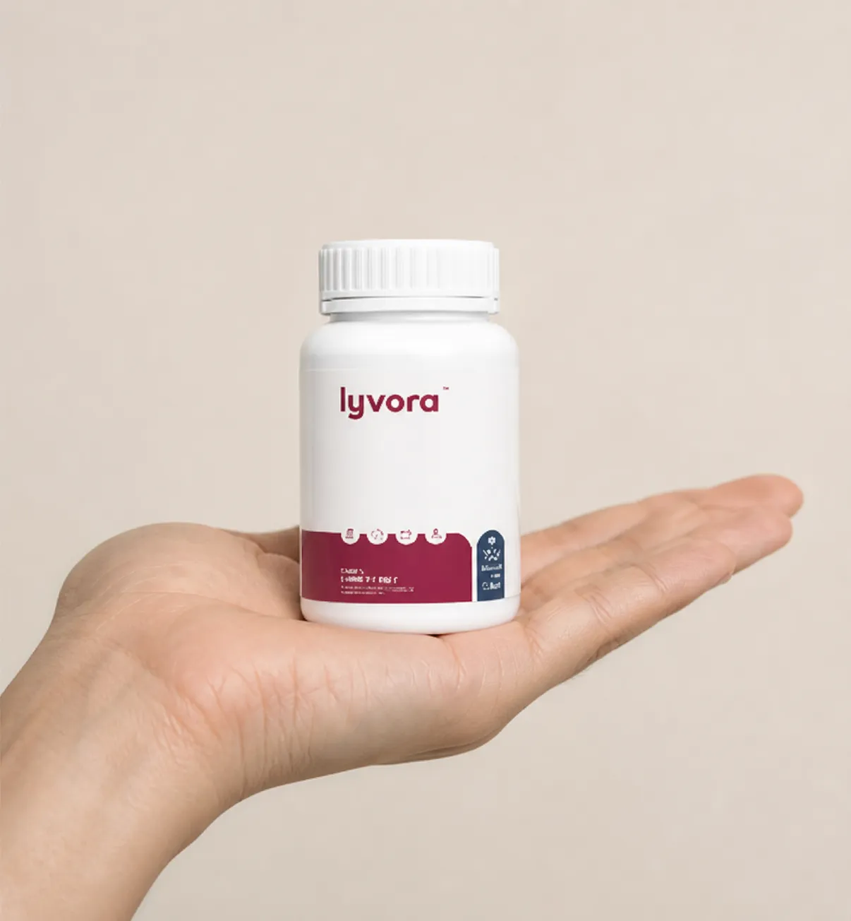 Lyvora — Verpackung in der Hand