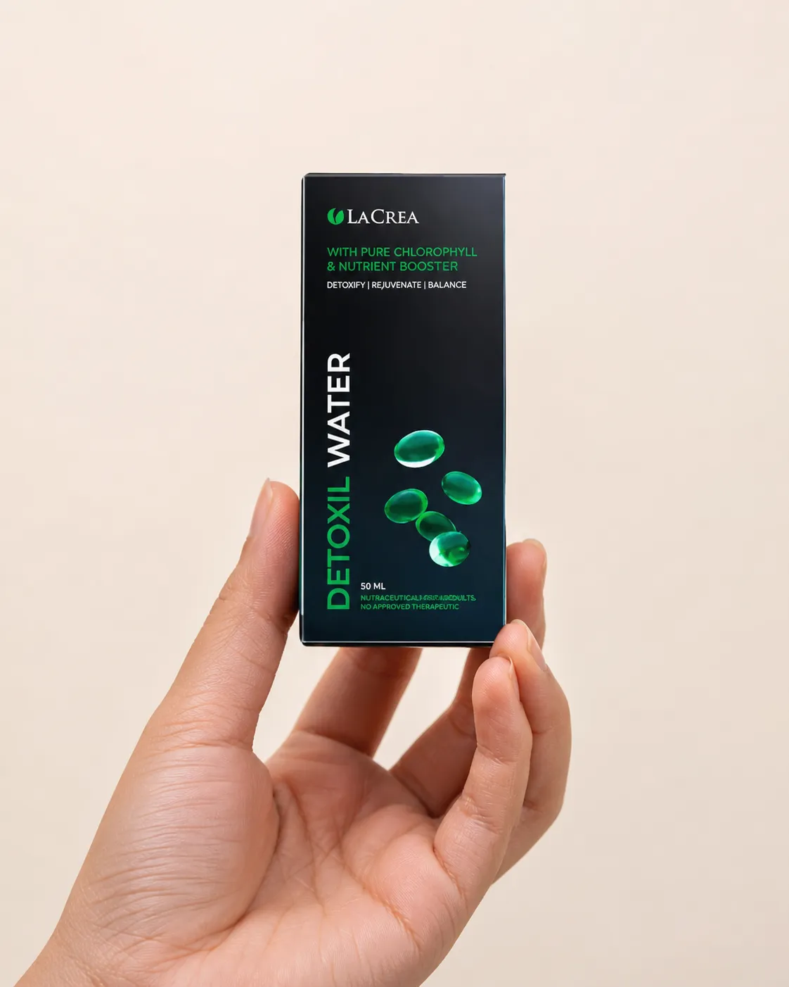 Detoxil water — Verpackung in der Hand