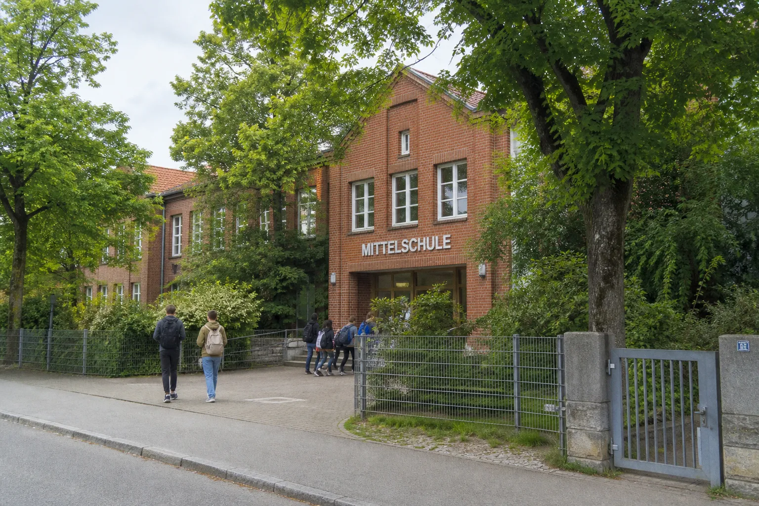 Psychologische Hilfe und Karrierewege: Unterstützung für Jugendliche nach den Prüfungen